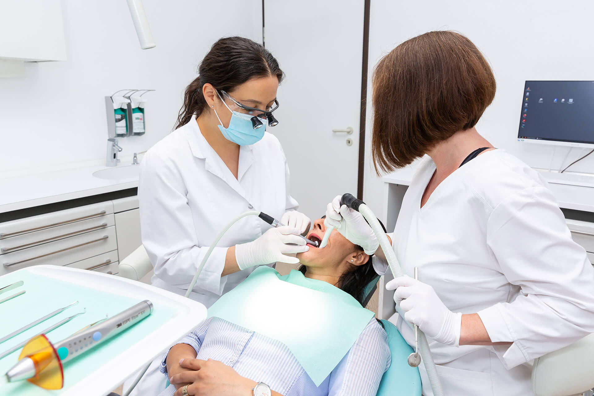 Zahnärztin Frau Reimer behandelt eine Patientin