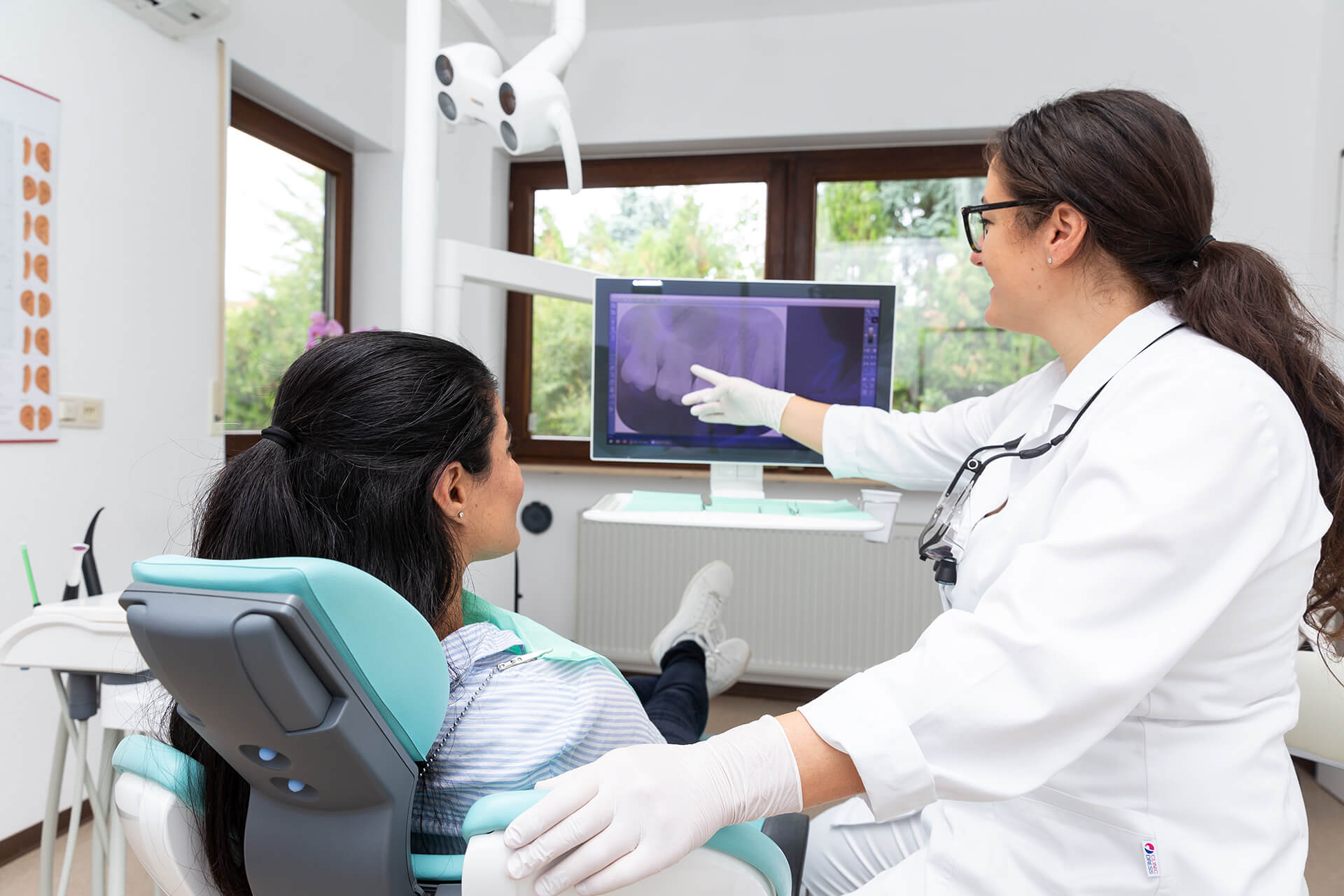 Zahnärztin Frau Reimer erklärt ein Röntgenbild