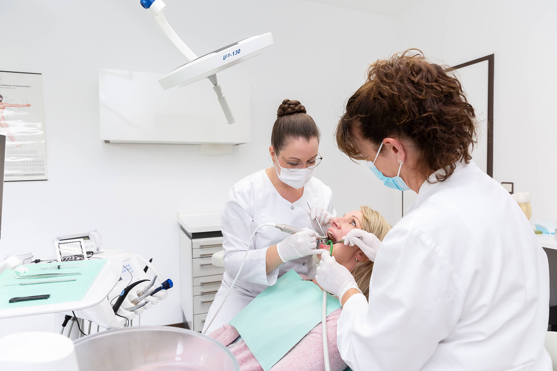 Bei der Zahnbehandlung einer Patientin