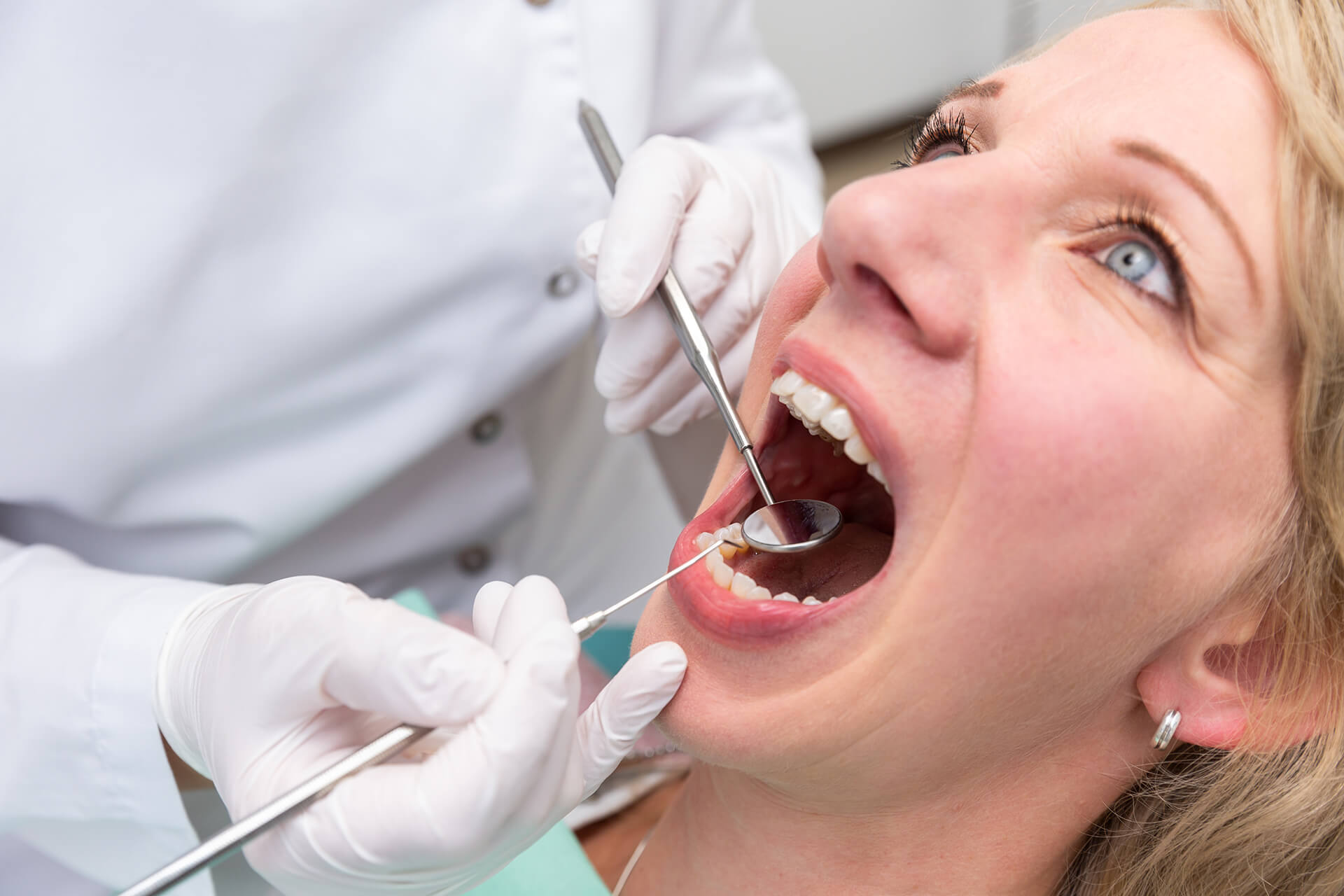 Zahnkontrolle einer Patientin