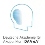 logo_DAA Linienzeichnung eines menschlichen Kopfprofils mit schraffierter Fläche im Gehirnbereich und darunter der Text 'Deutsche Akademie für Akupunktur | DAA e.V.'